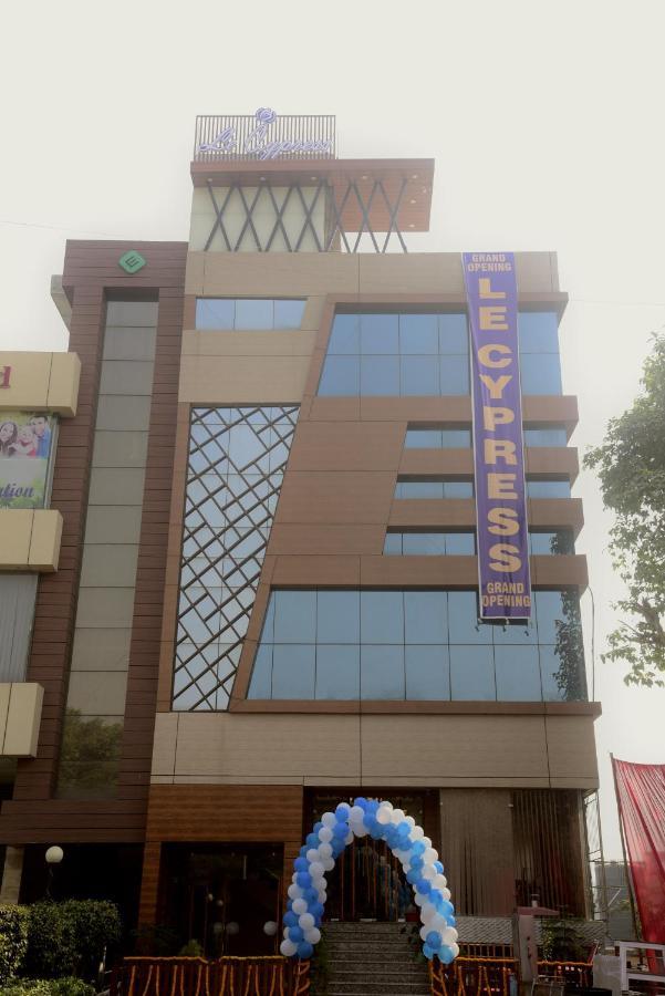 Hotel Le Cypress Bareilly Exterior foto